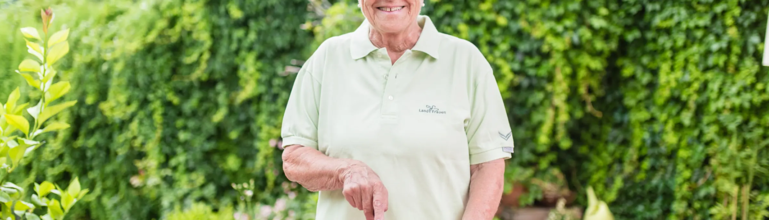 Landfrau mit Kuchen