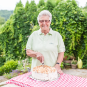 Landfrau mit Kuchen